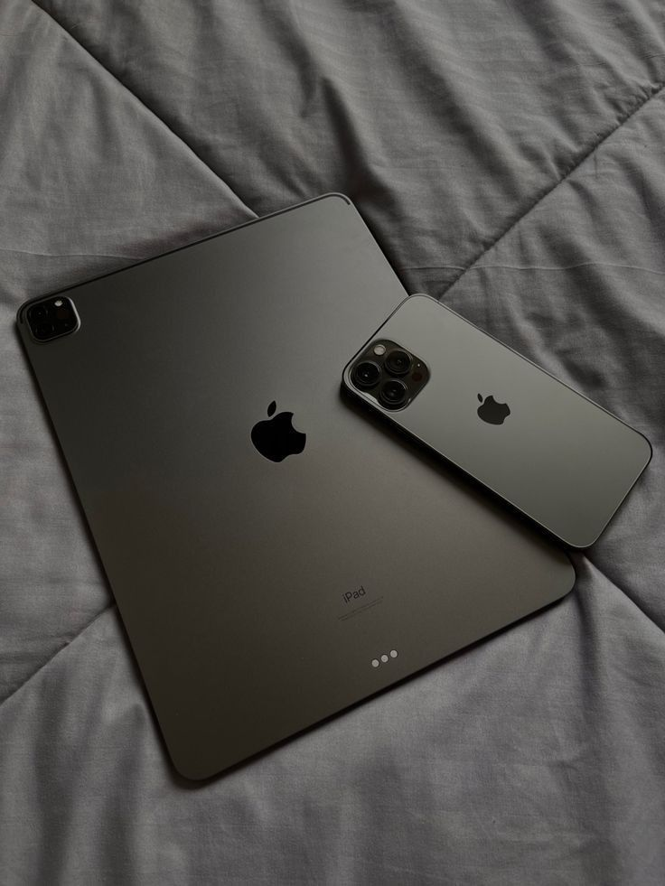 iPhone Pro junto a un iPad, fotografiados sobre una superficie gris